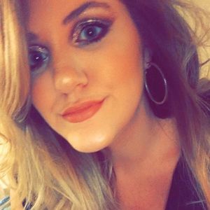 Meet your Posher, Abigail